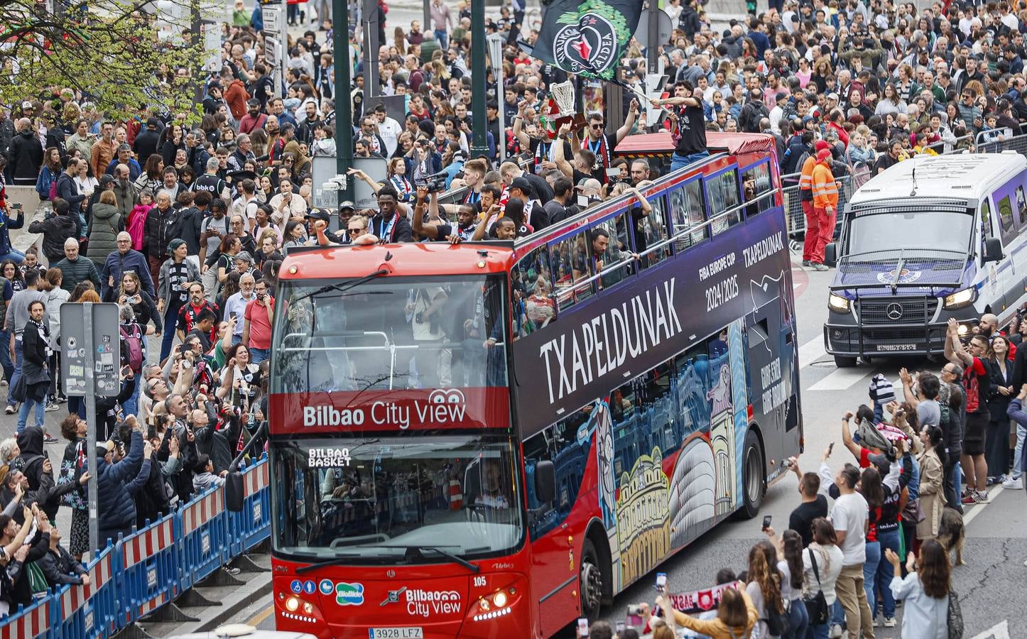 Las imágenes del recibimiento a los jugadores del Bilbao Basket