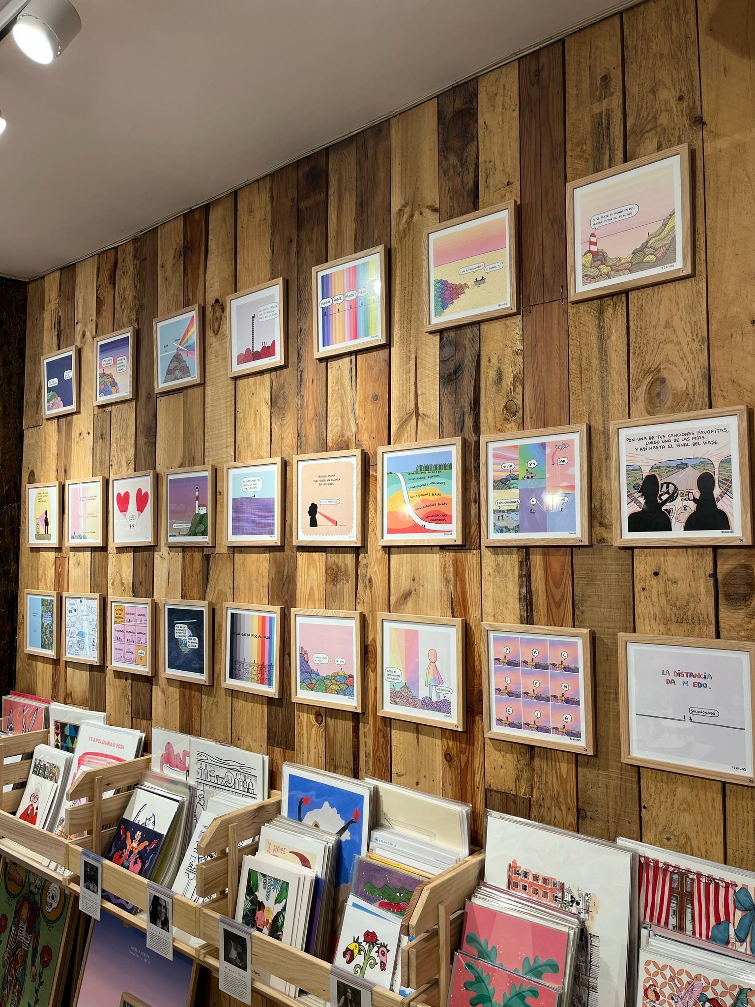 El dibujante &#039;72 kilos&#039; lanza 30 láminas con sus viñetas favoritas y las presenta en esta tienda de Bilbao