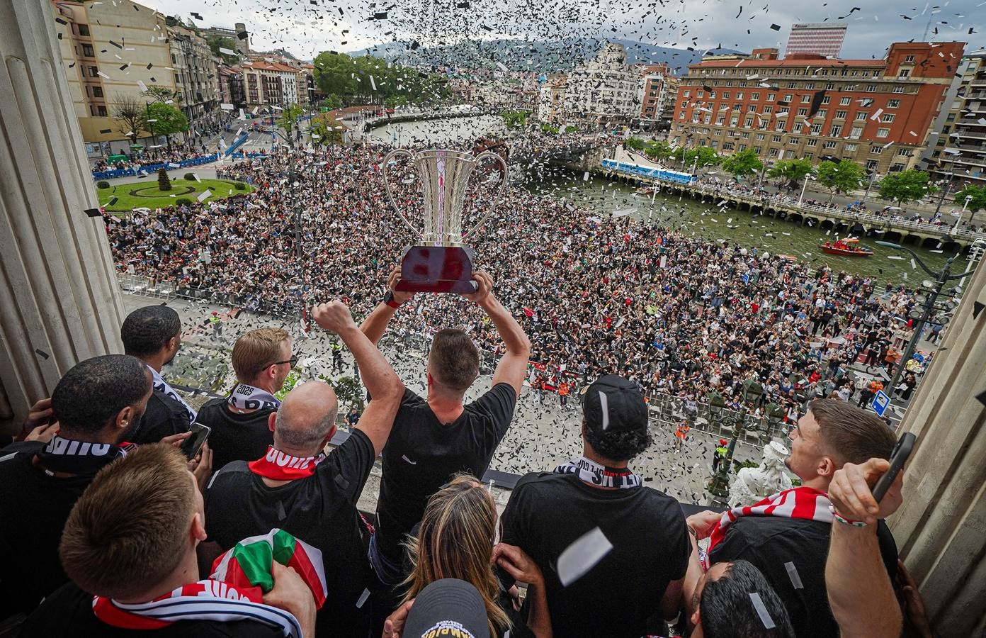 Las imágenes del recibimiento a los jugadores del Bilbao Basket