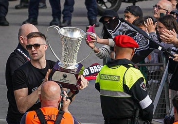 Así brindó el Bilbao Basket la Europe Cup a la afición a su llegada al Ayuntamiento