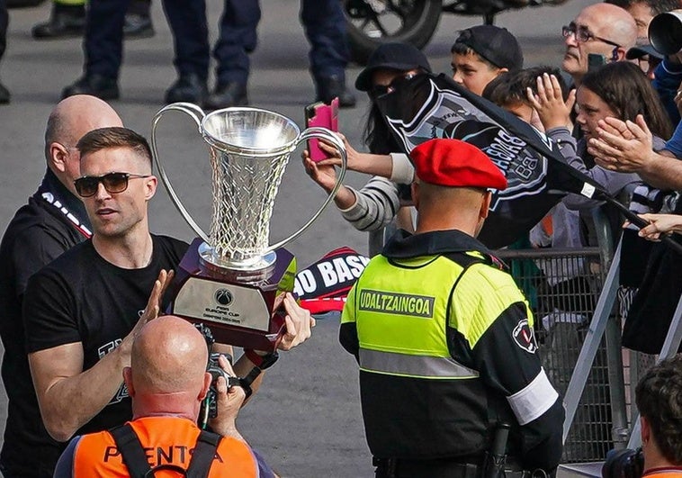 Rabaseda porta la copa a la llegada al Ayuntamiento.