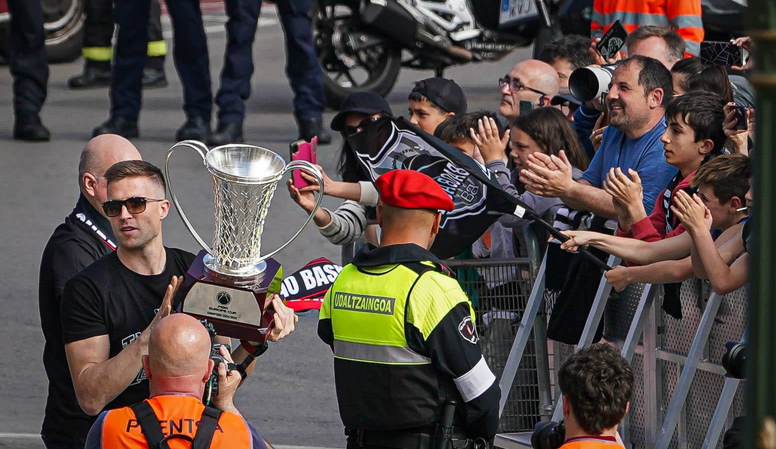 Las imágenes del recibimiento a los jugadores del Bilbao Basket