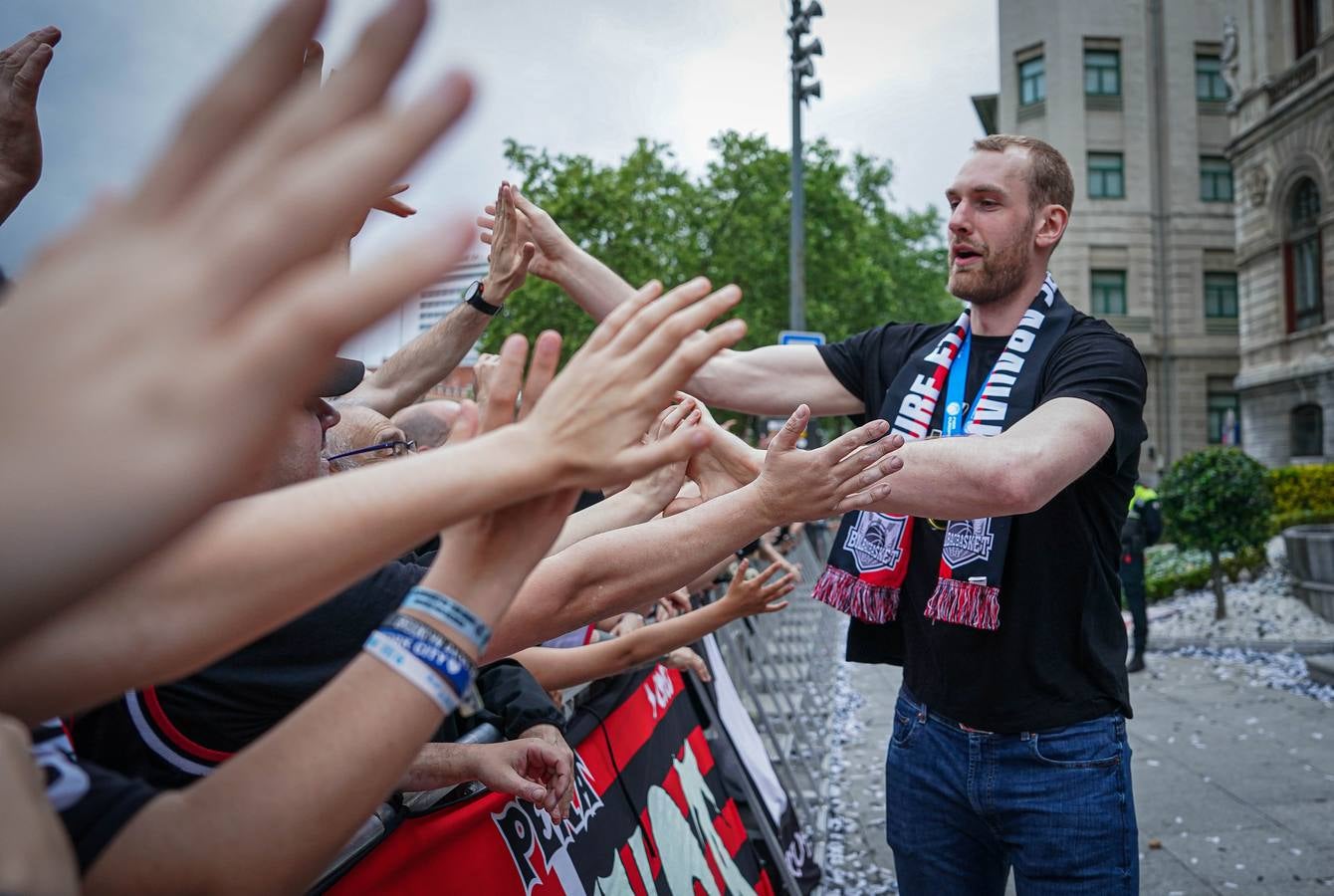 Las imágenes del recibimiento a los jugadores del Bilbao Basket