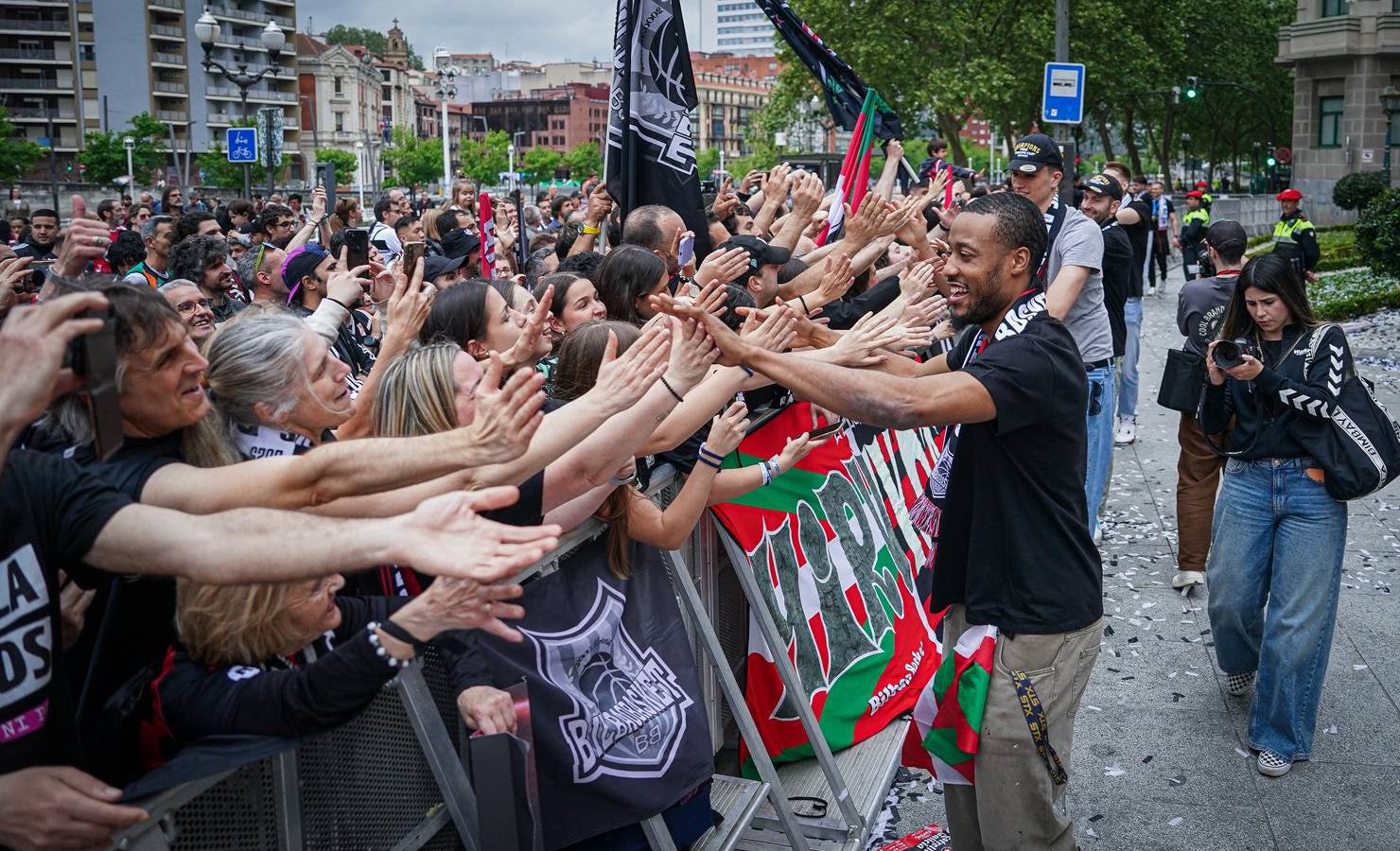 Las imágenes del recibimiento a los jugadores del Bilbao Basket