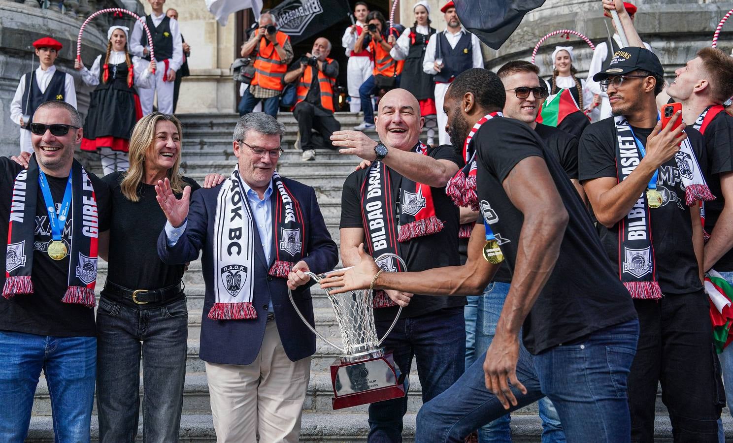 Las imágenes del recibimiento a los jugadores del Bilbao Basket