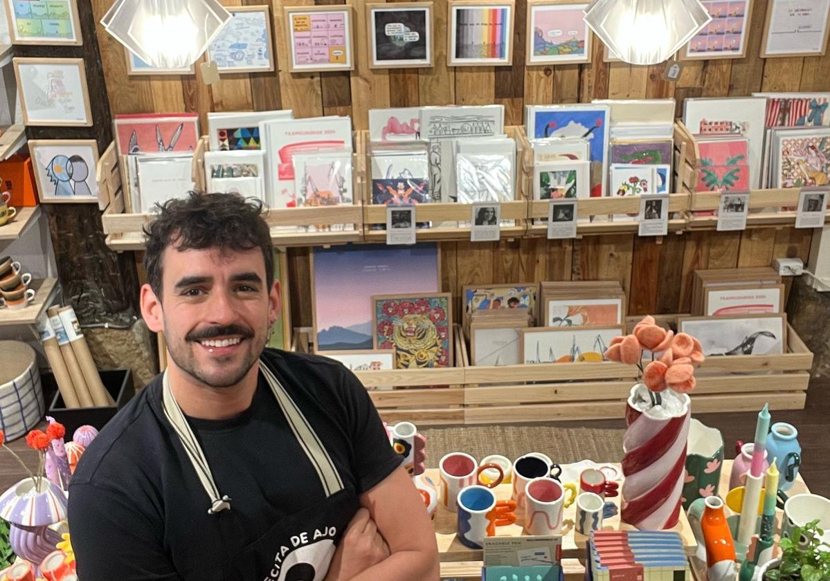 El dibujante '72 kilos' lanza 30 láminas con sus viñetas favoritas y las presenta en esta tienda de Bilbao