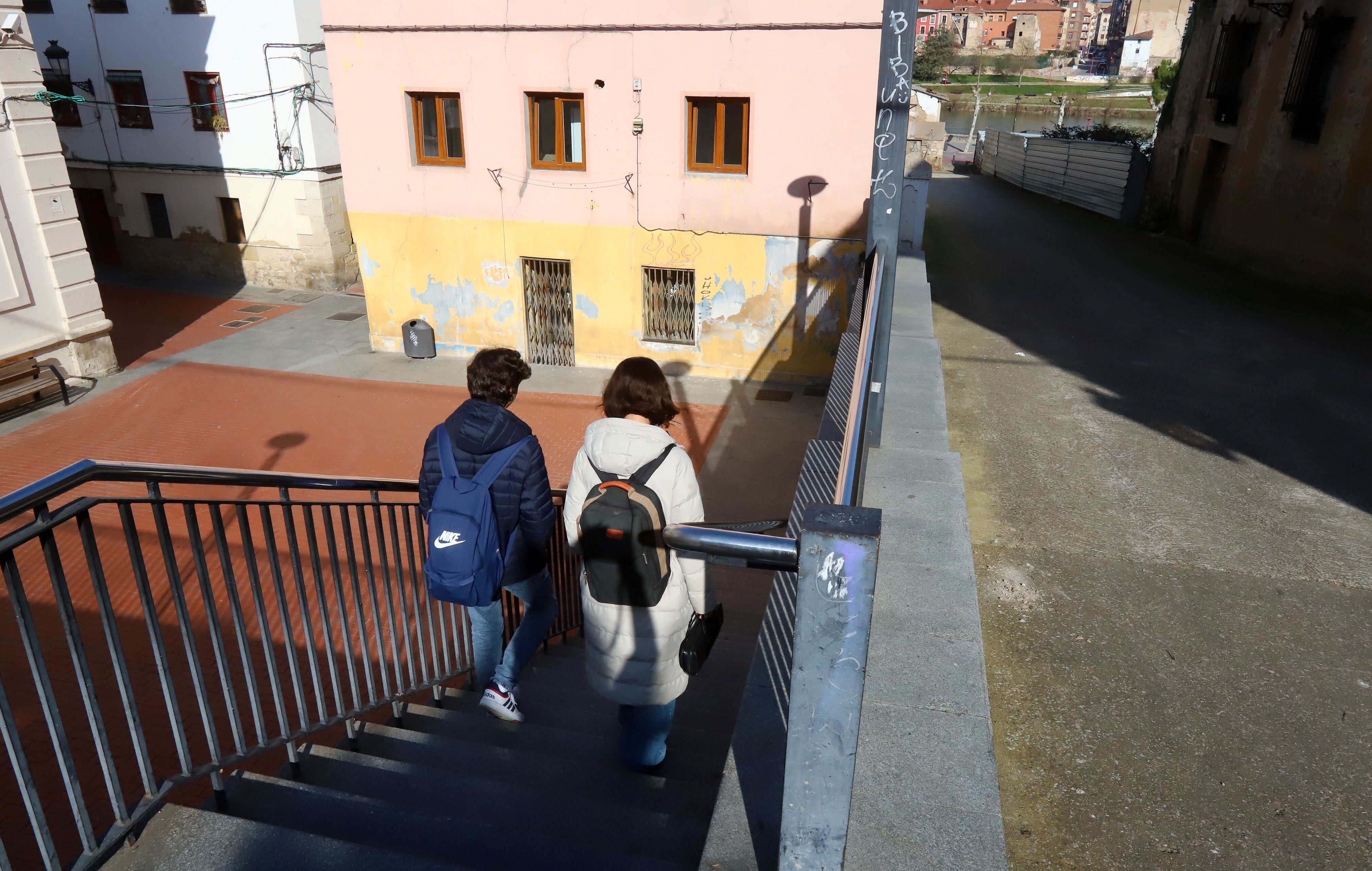 Una pareja desciende por las escaleras de calle La Fuente.