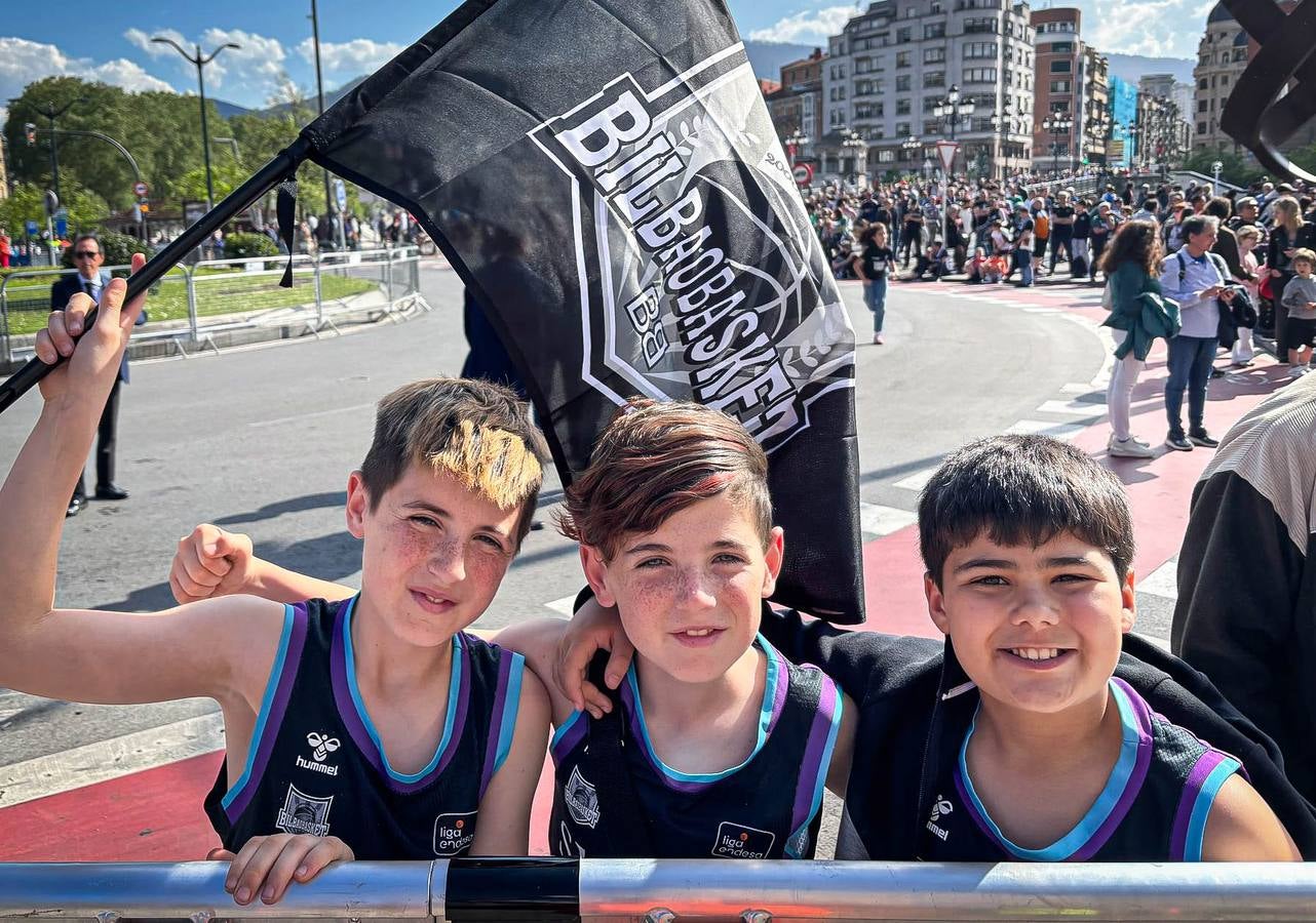 Las imágenes del recibimiento a los jugadores del Bilbao Basket