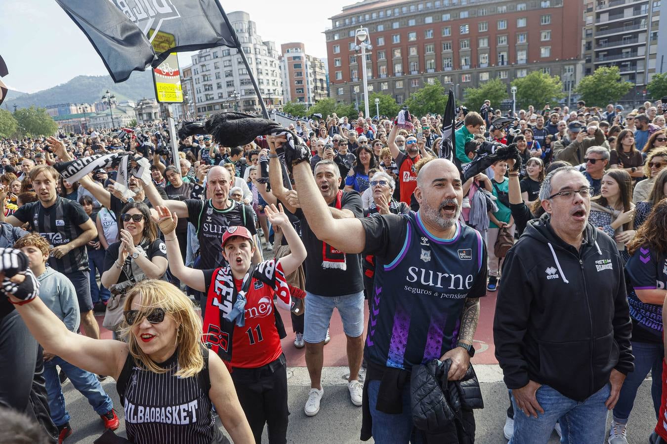 Las imágenes del recibimiento a los jugadores del Bilbao Basket