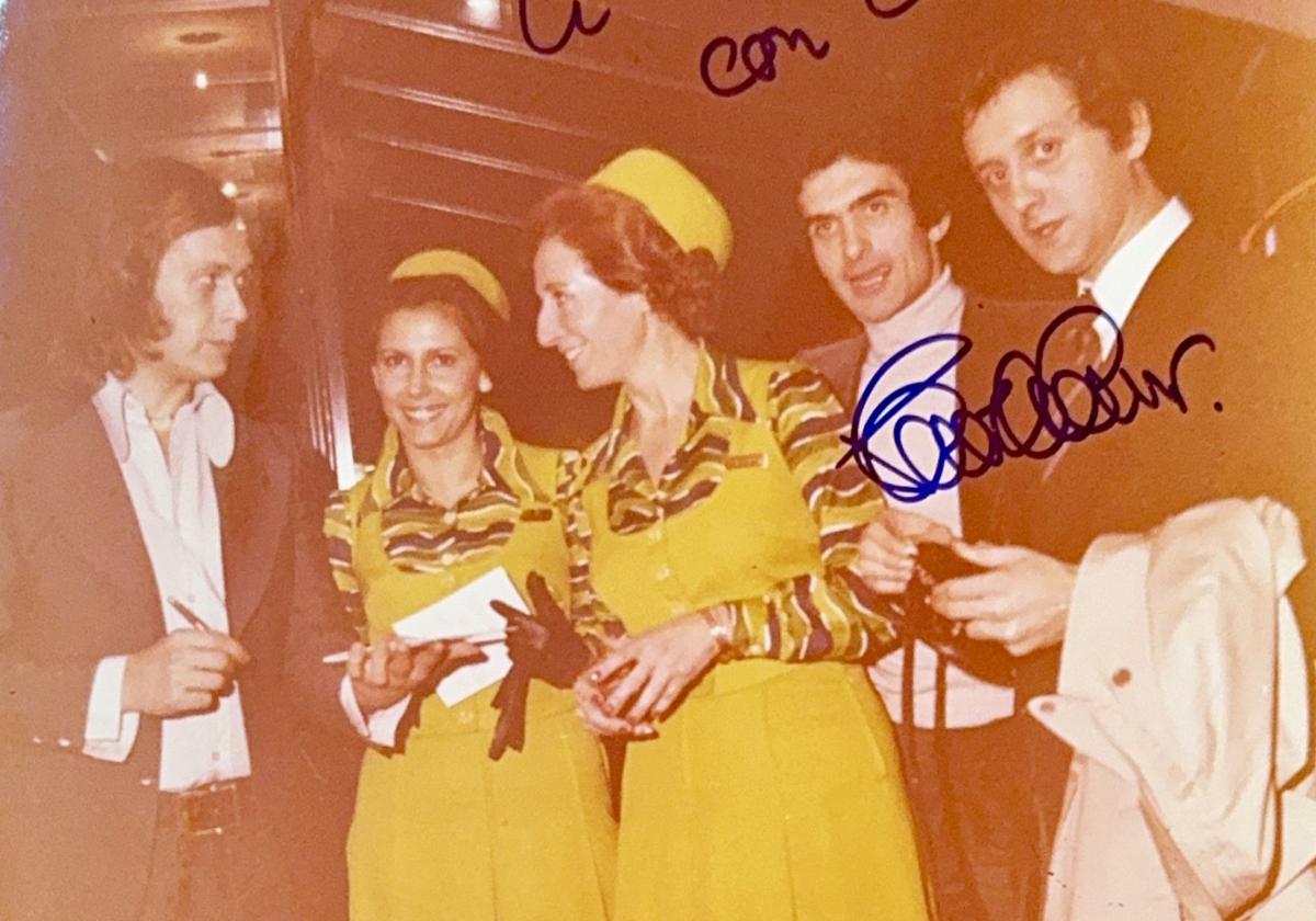 La mítica tienda de diseño de Bilbao que inauguró Paco de Lucía y visitó Frank Gehry cumple 50 años. En la imagen, el guitarrista y compositor gaditano Paco de Lucía, dos azafatas encargadas de atender al público durante la inaguración, José Patricio Álvarez de Arcaya, fundador de Mosel; y el arquitecto Pierluiggi Cerri.