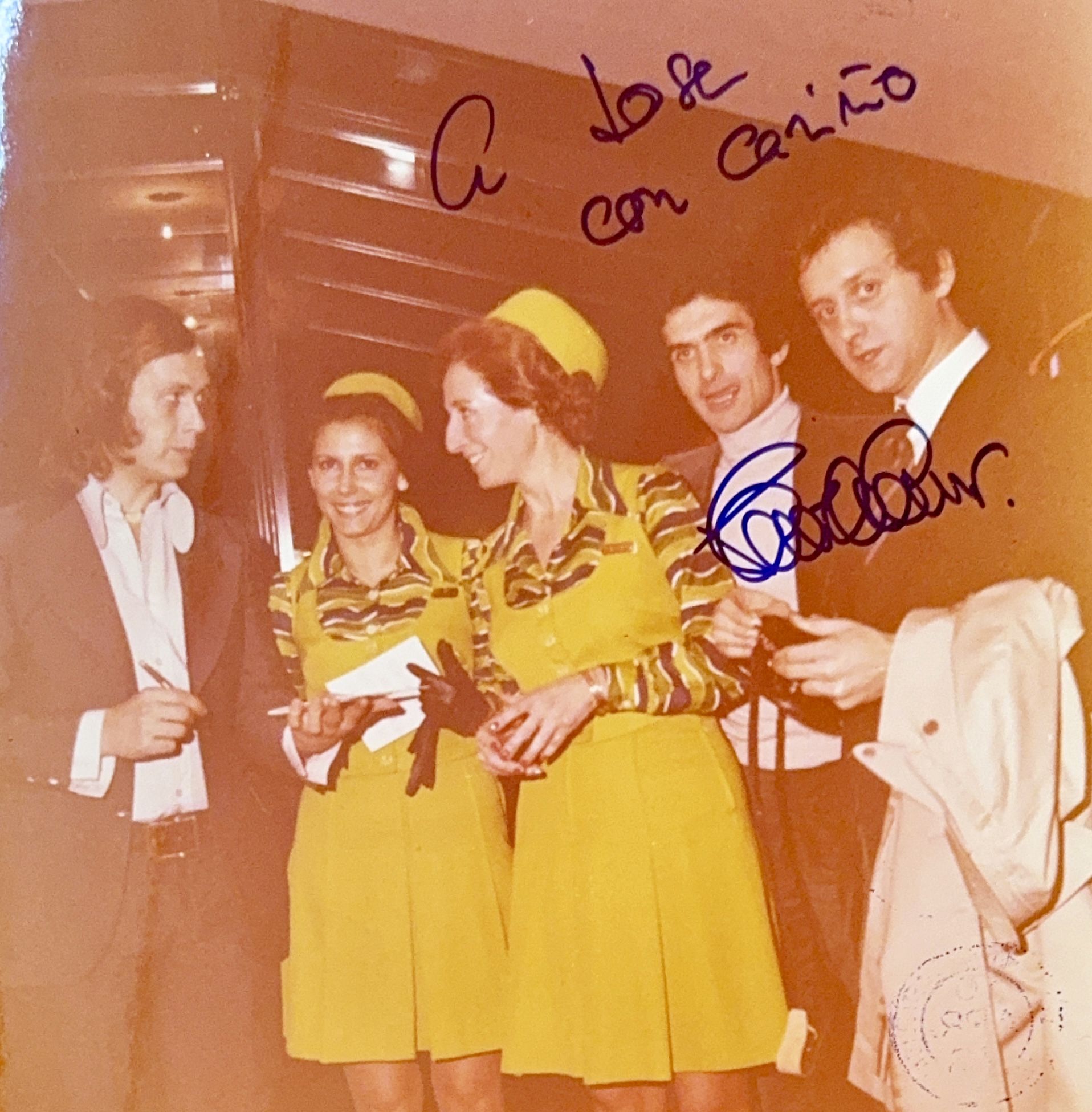 El guitarrista y compositor gaditano Paco de Lucía, dos azafatas encargadas de atender al público durante la inaguración, José Patricio Álvarez de Arcaya, fundador de Mosel; y el arquitecto Pierluiggi Cerri.