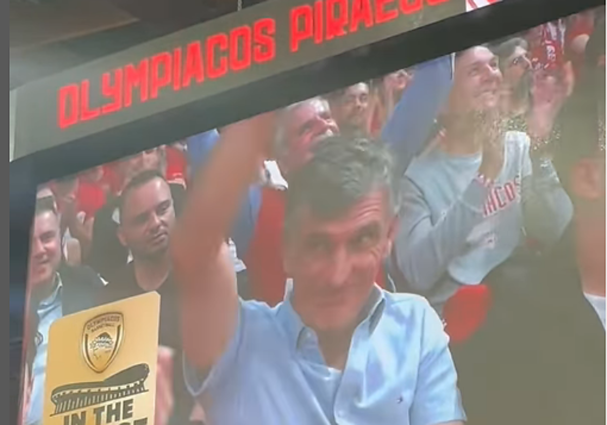 Mendilibar se pasa al basket: así enloquece la cancha de Olympiacos cuando aparece en el videomarcador