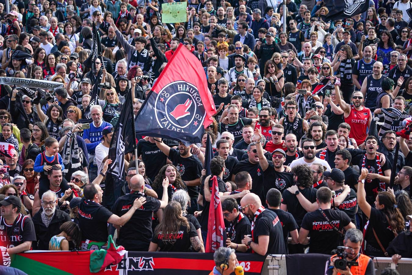 Las imágenes del recibimiento a los jugadores del Bilbao Basket