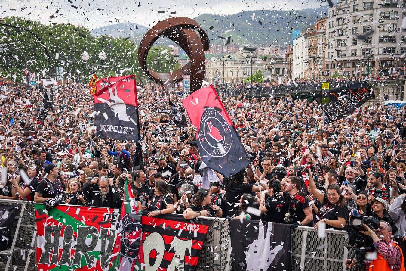 Las imágenes del recibimiento a los jugadores del Bilbao Basket