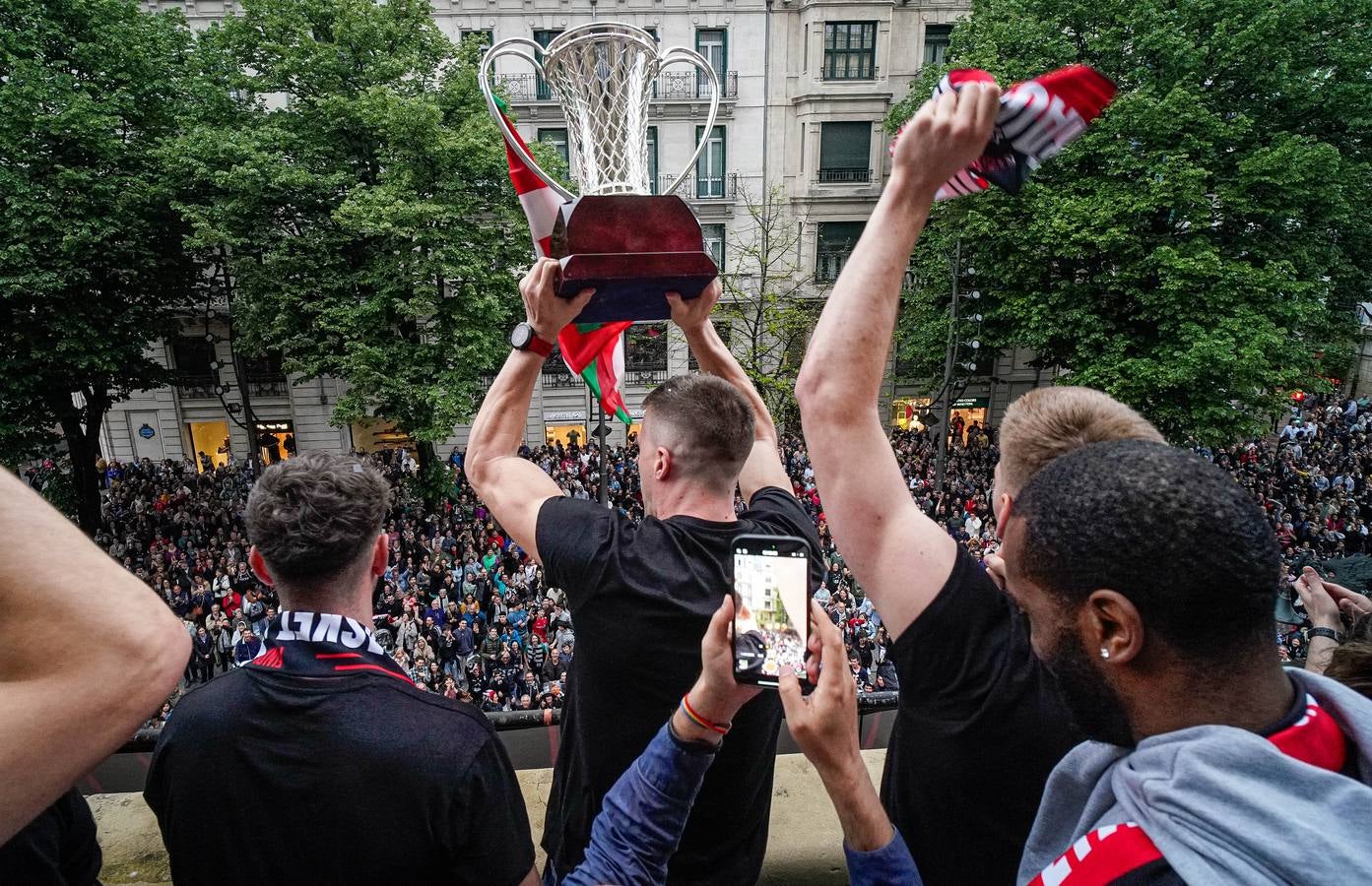 Las imágenes del recibimiento a los jugadores del Bilbao Basket