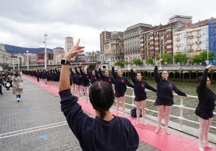 Decenas de bailarines, estudiantes de danza y asistentes han participado en la jornada.