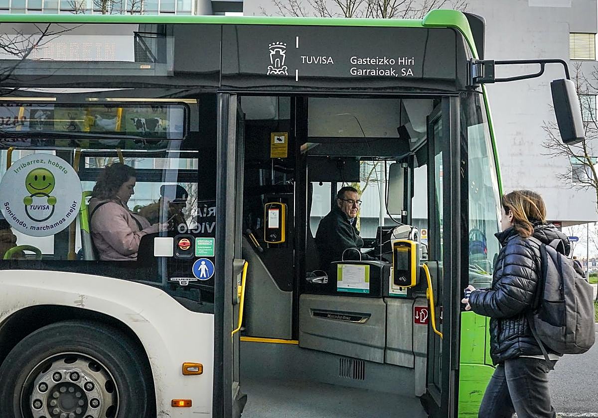 Un autobús de Tuvisa aguarda la llegada de una pasajera