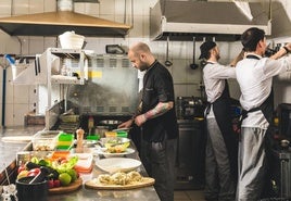 La falta de cocineros y camareros trae de cabeza al sector vizcaíno.