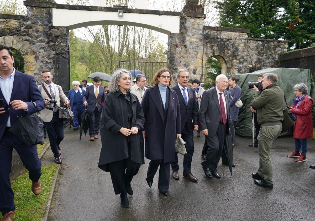 Ibone Bengoetxea, Elixabete Etxanobe, Jose María Gorroño y Miguel Ángel Moratinos, al llegar al cementerio de Gernika.