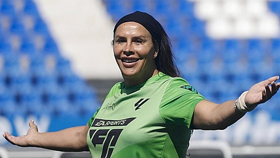 La dura entrada de Karla Sofía Gascón a un contrario en un partido de fútbol benéfico