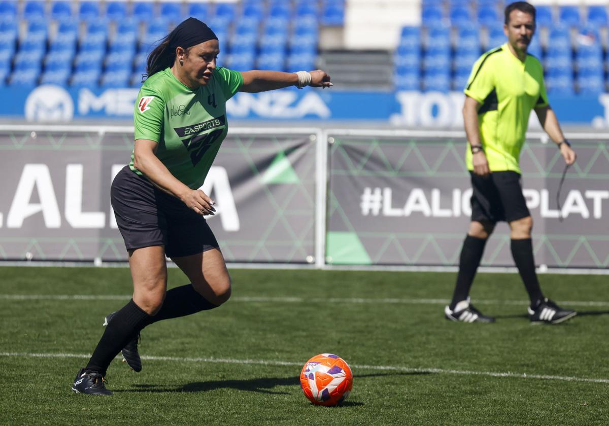 La actriz Karla Sofía Gascón participa en el partido solidario que reúne a leyendas de LALIGA y artistas del cine y las series iberoamericanas con motivo de la celebración de los XII Premios PLATINO, este viernes, en el estadio Butarque en Leganés.