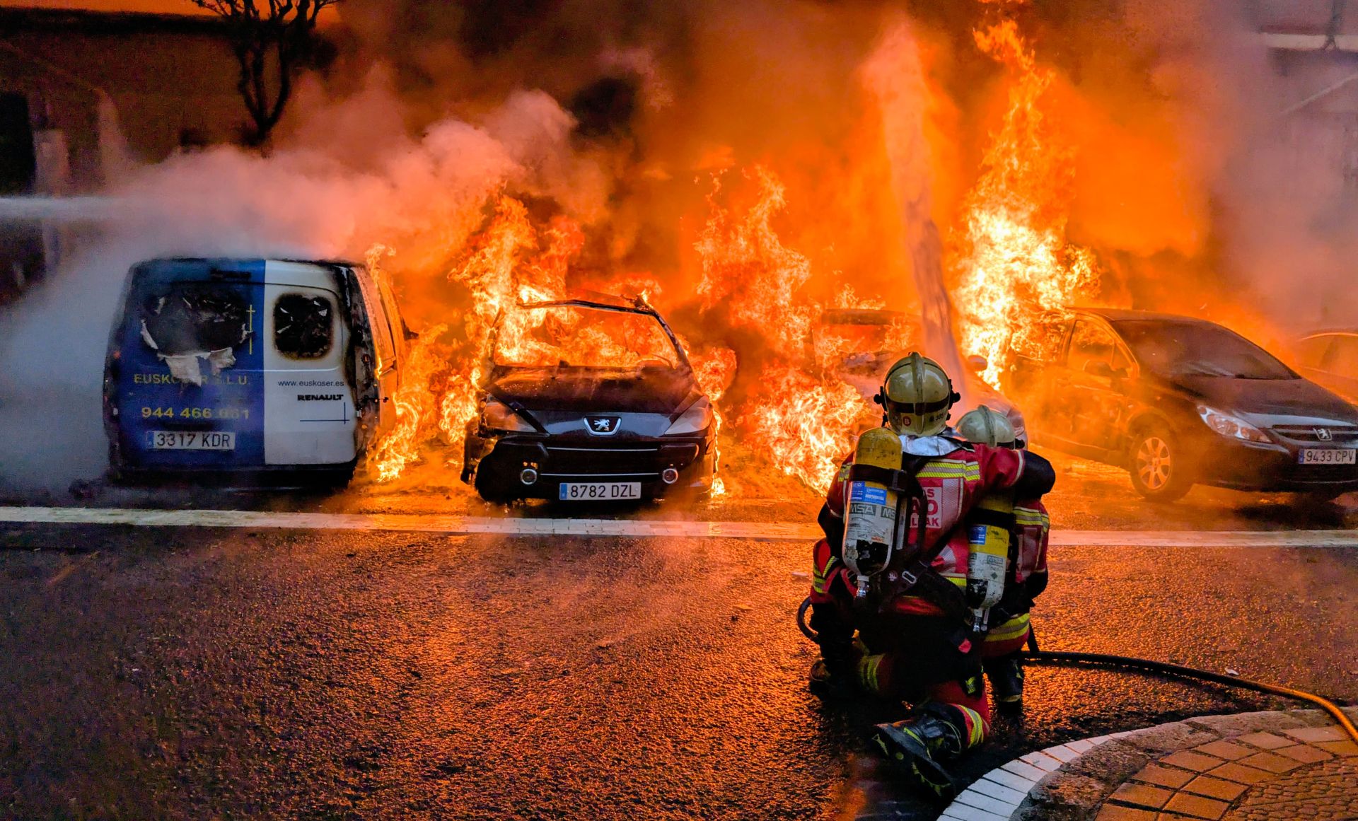 Las impactantes imágenes del incendio de seis coches en Bilbao