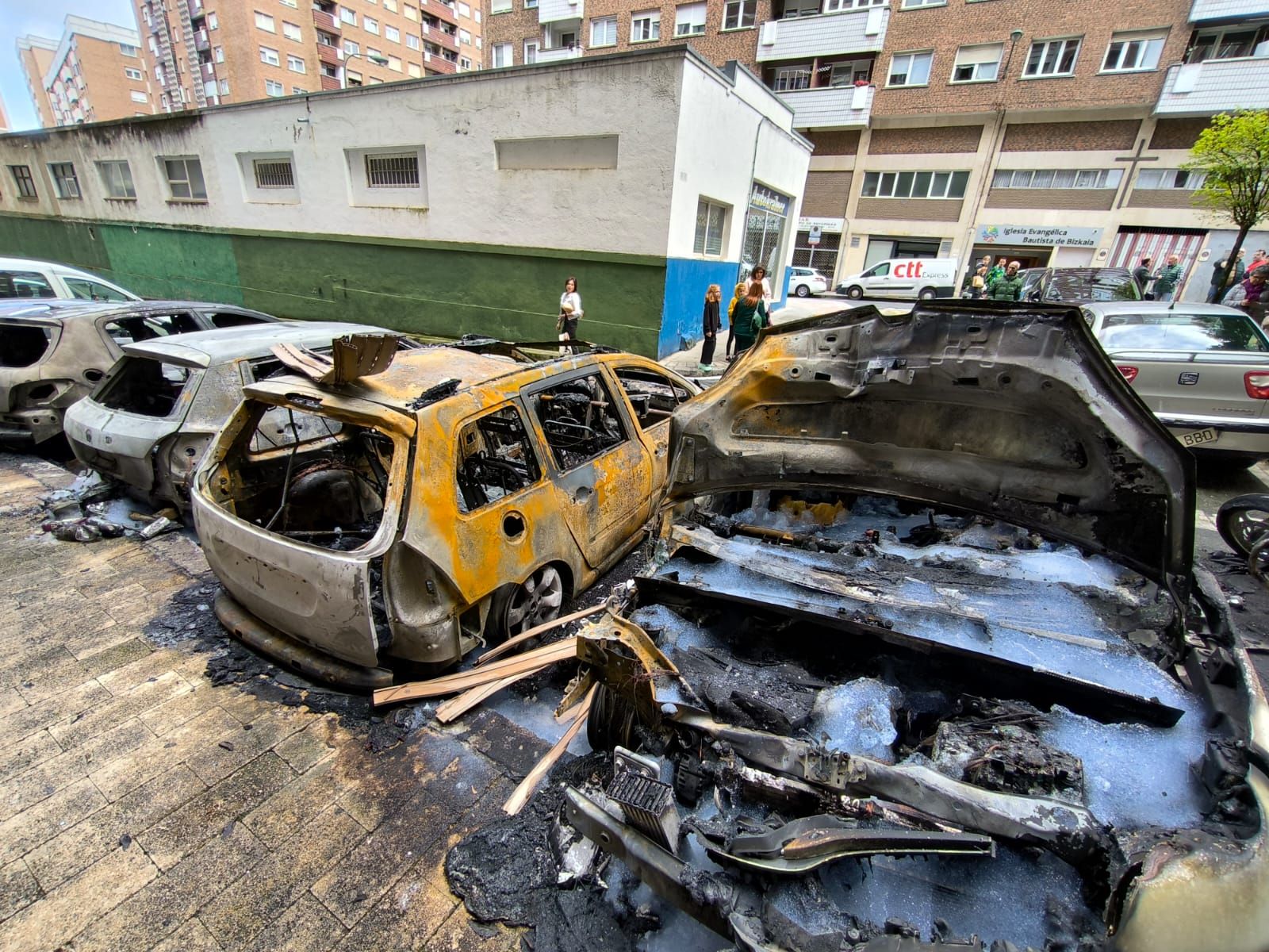 Las impactantes imágenes del incendio de seis coches en Bilbao