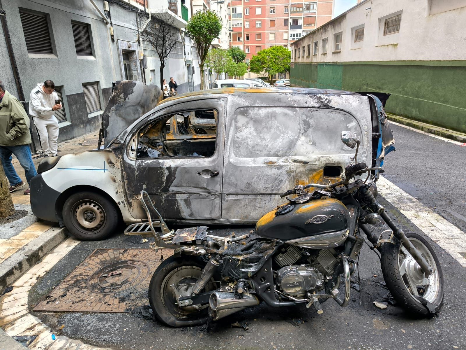 Las impactantes imágenes del incendio de seis coches en Bilbao