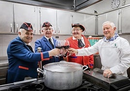 De izquierda a derecha, Luis Mari Bengoa, José Miguel Urretabizkaia, Alfredo Vicuña y Fernando Mendiguren brindan por los 50 años de la tamborrada en la cocina de la sociedad Ametza.