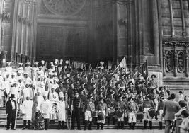 Los participantes en la Tamborrada de hace 50 años posan en la Catedral Nueva la noche del 27 de abril de 1975.