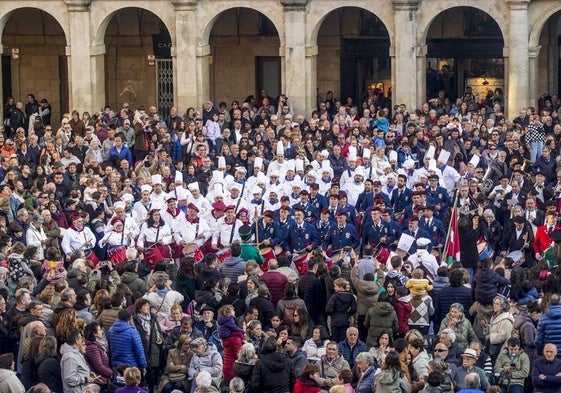 La Tamborrada, concentrada ante el Ayuntamiento en la Plaza de España