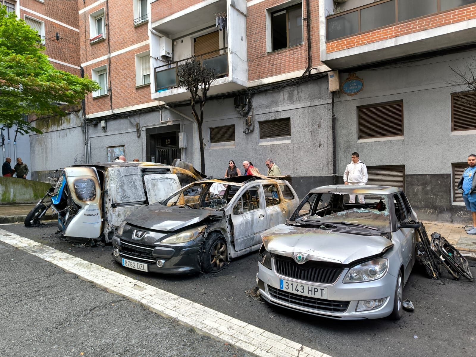 Las impactantes imágenes del incendio de seis coches en Bilbao