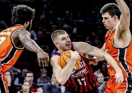 Rogkavopoulos avanza entre Pradilla y Ojeleye en el choque de la primera vuelta disputado en Vitoria.