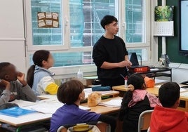 Pablo Maroto explica el proyecto a alumnos de Educación Primaria de Divino Maestro.