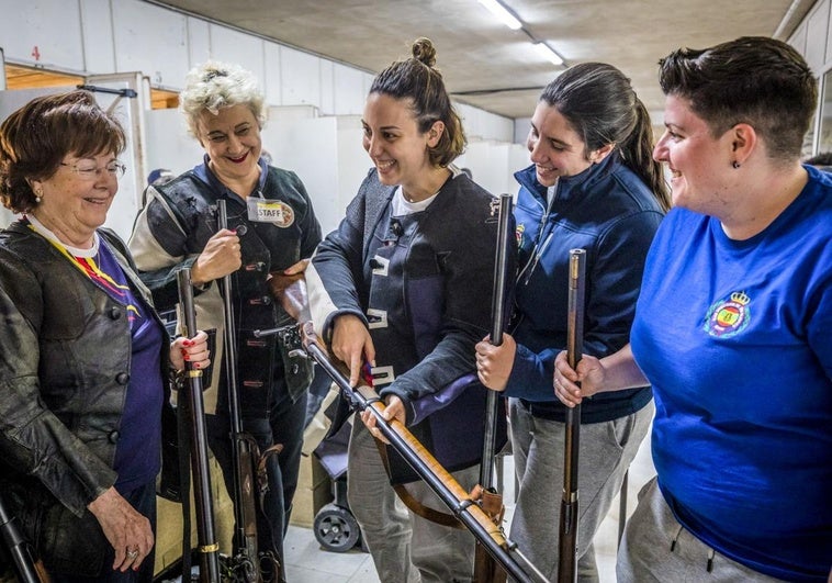 Nunci Rodríguez, Ana Martínez, Andrea Riñón, Verónica Valero y María Bailén son algunas de las tiradoras de armas históricas que toman parte en el certamen.