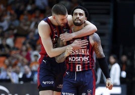 Nikos Rogkavopulos felicita a un Markus Howard letal