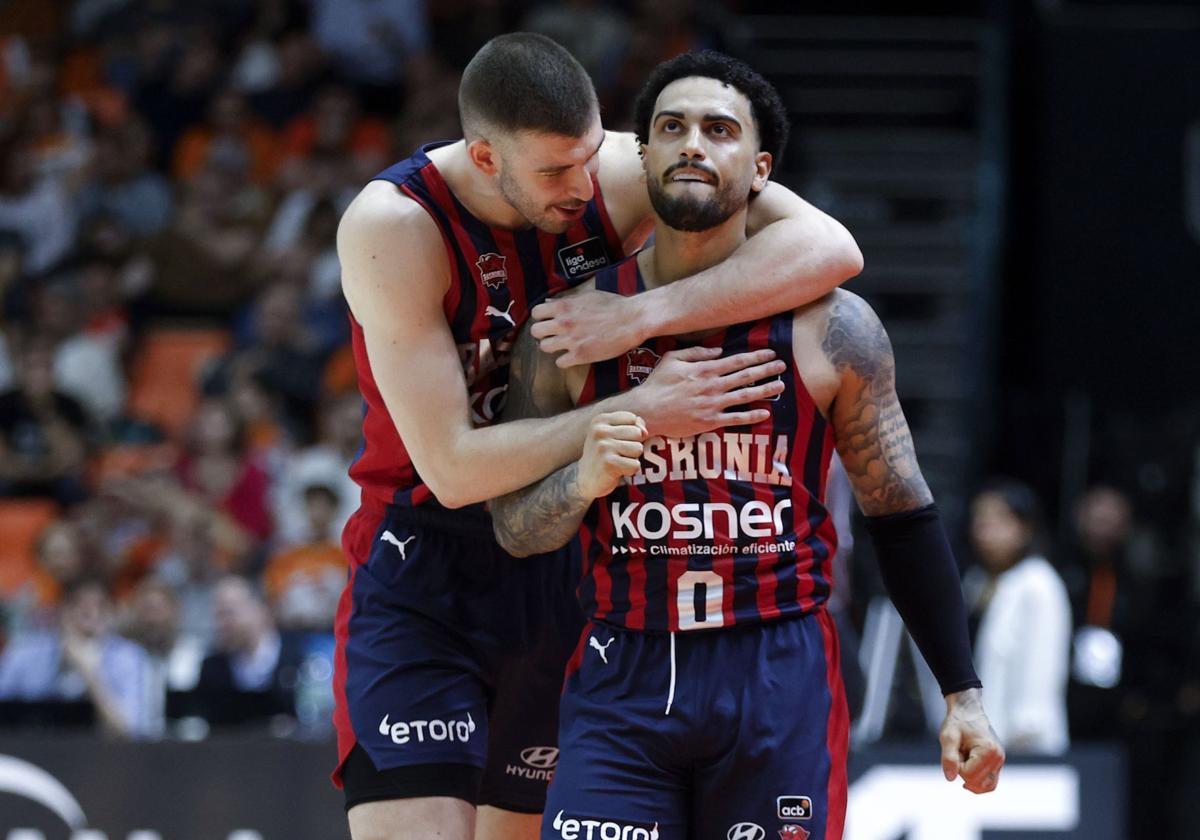 El Baskonia vive, muere y resucita en Valencia
