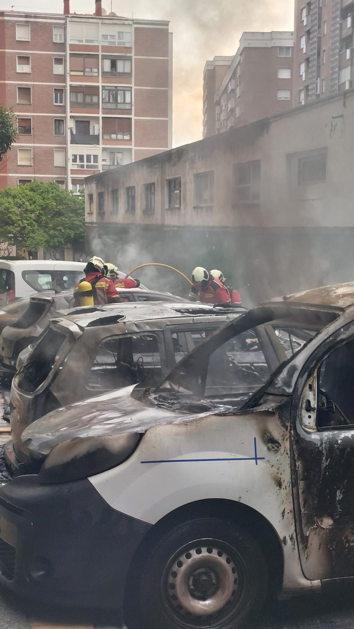 Las impactantes imágenes del incendio de seis coches en Bilbao