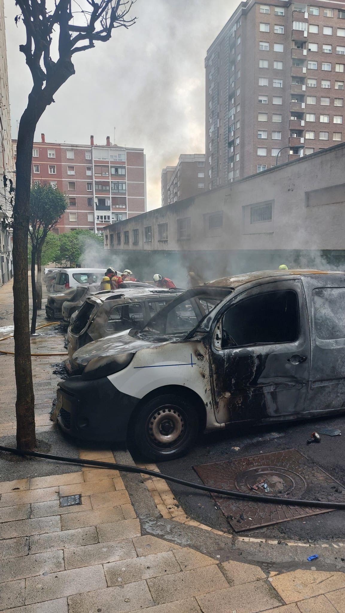 Las impactantes imágenes del incendio de seis coches en Bilbao