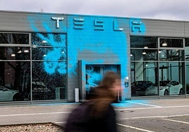 Pintadas con espray en un concesionario de Tesla en Berlín.
