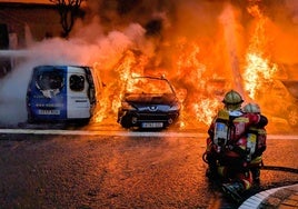 Al menos seis vehículos se han visto afectados por el fuego.