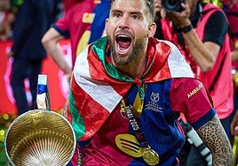 Iñigo Martínez, durante la celebración de la Copa del Rey.