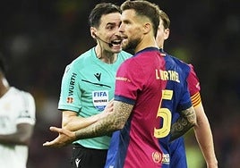 De Burgos Bengoetxea e Iñigo Martínez durante la final de la Copa del Rey.