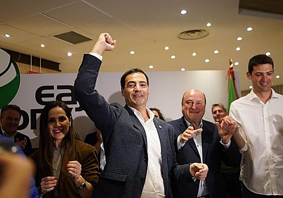 Pradales celebra la victoria entre Tejeria y Ortuzar.