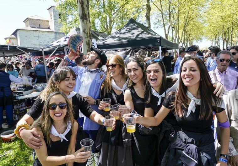 Un grupo de neskas brinda con sidra en las campas.