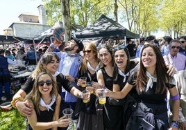Un grupo de neskas brinda con sidra en las campas.