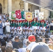Soldados, cocineros, majorettes y cantineras se han subido a la tarima de la plaza de la Provincia donde les han esperado decenas de vitorianos.