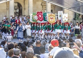 Soldados, cocineros, majorettes y cantineras se han subido a la tarima de la plaza de la Provincia donde les han esperado decenas de vitorianos.