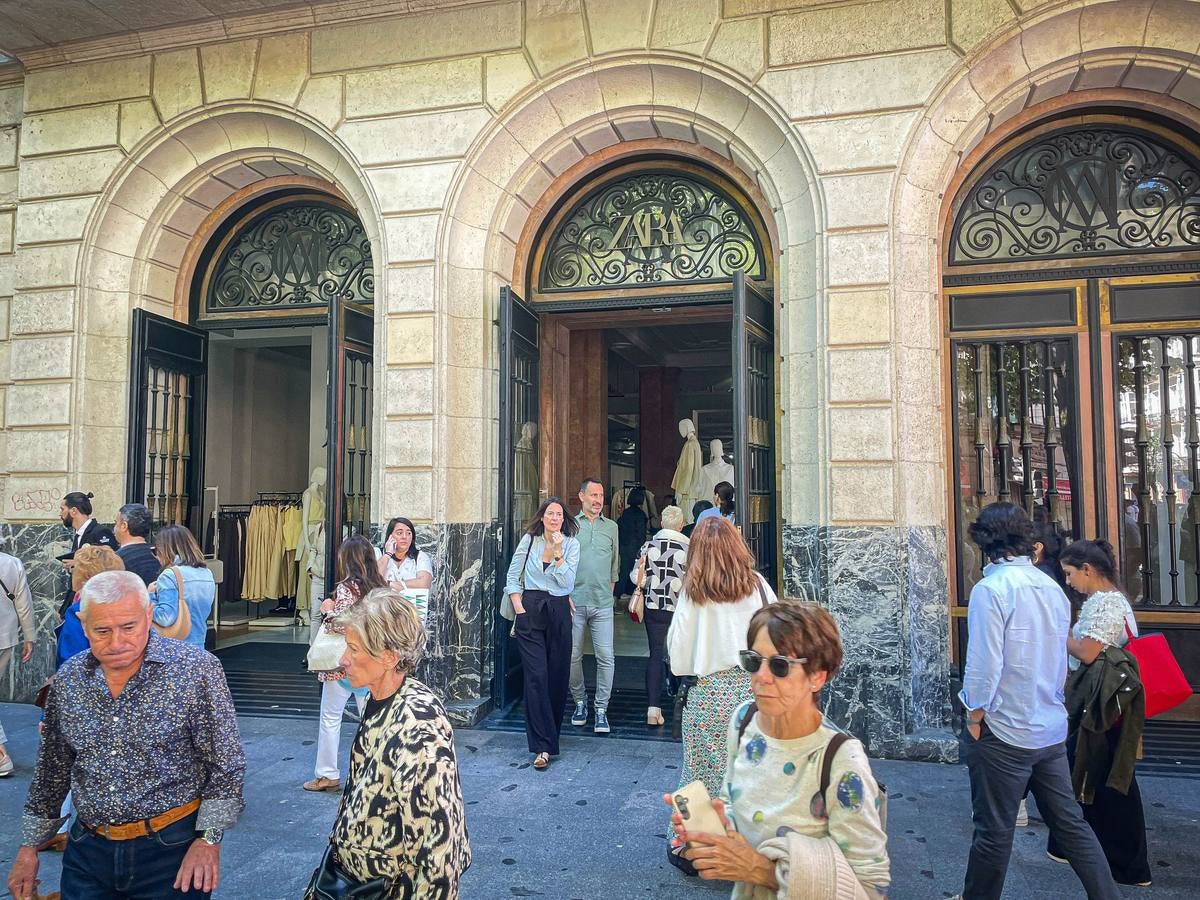 Tiendas en la Gran Vía bilbaína cierran sus locales.