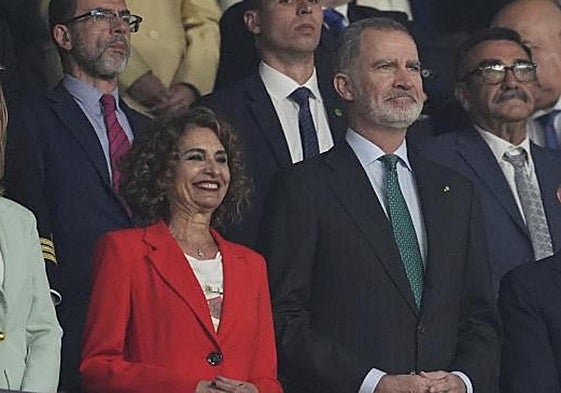 María Jesús Montero junto al rey Felipe VI.